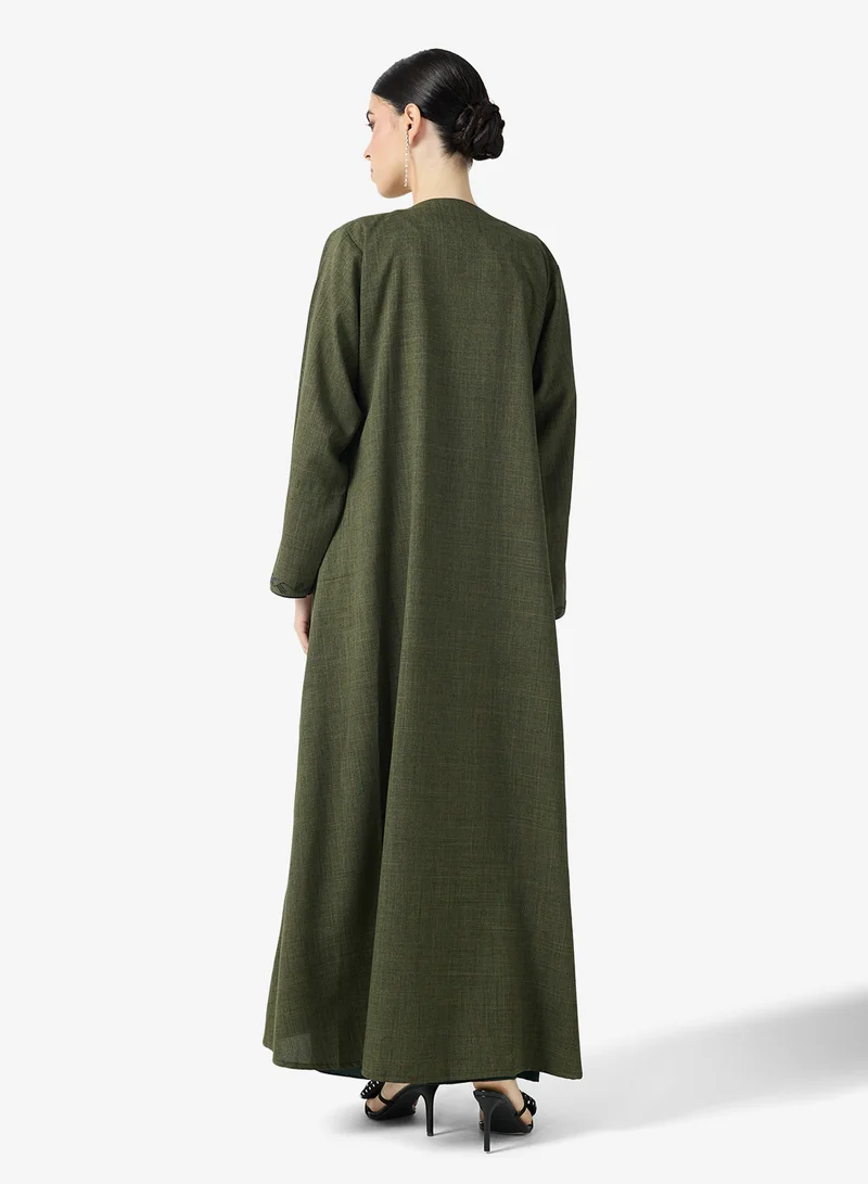 هيا كلوزيت عباية مفتوحة بياقة على شكل حرف  مزينة بالزهور